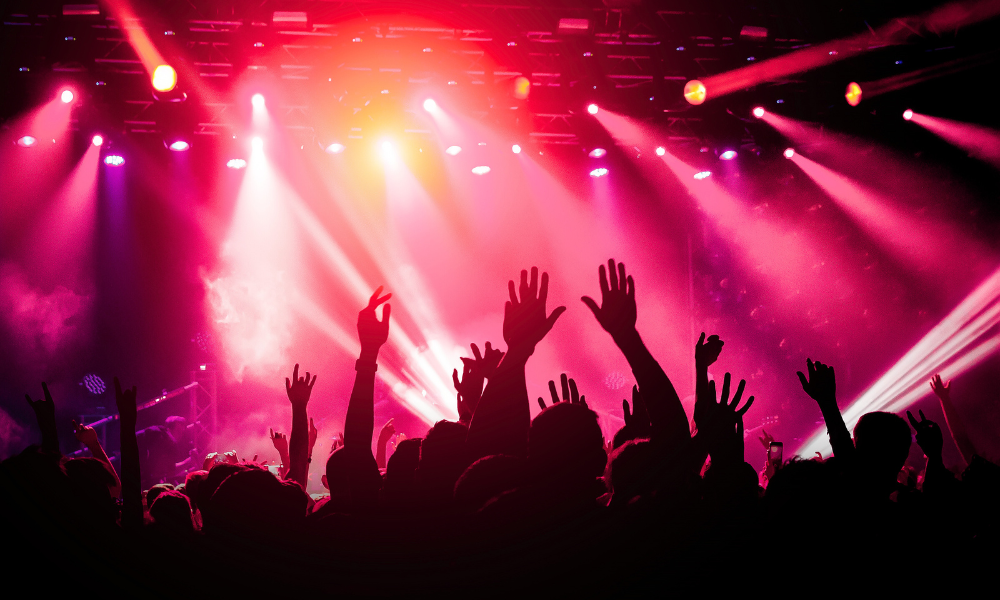 Gente bailando en una discoteca en Canarias